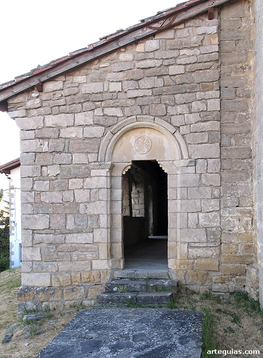 Muro este del pórtico con la entrada lateral