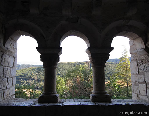 Paisaje que rodea la iglesia de Eusa, visto desde el interior de la galería porticada