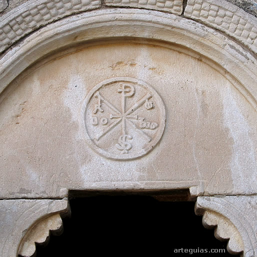 Crismón el puerta lateral de la galería porticada de la iglesia de Eusa