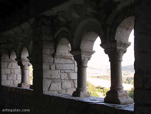 Iglesia de Eusa. Interior de la galería porticada