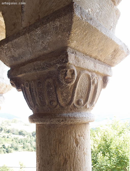 Columna de la galería porticada de la iglesia de Eusa, Navarra