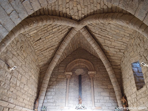 Interior de la cabecera de la iglesia de Eusa, Navarra. Bóveda de crucería muy irregular