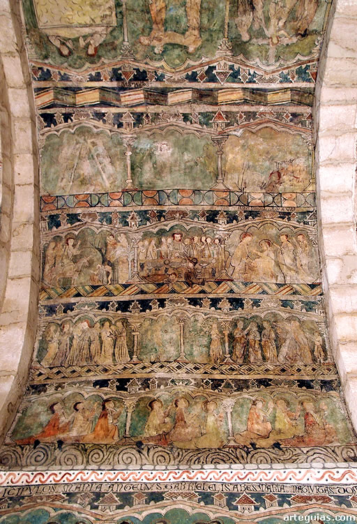 Bóveda del presbiterio, completamente cubierta por frescos francogóticos