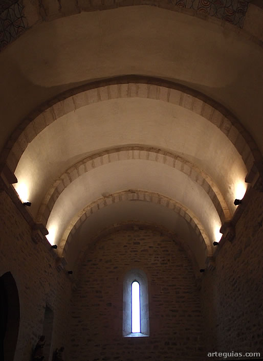 Bóveda de medio cañón de la iglesia