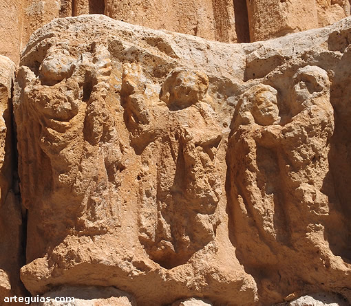 Friso de la portada con escenas de l Ciclo de la Natividad de Jesús