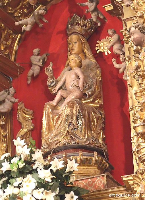 Escultura gótica de la Virgen María y el Niño en la iglesia de Grijalba