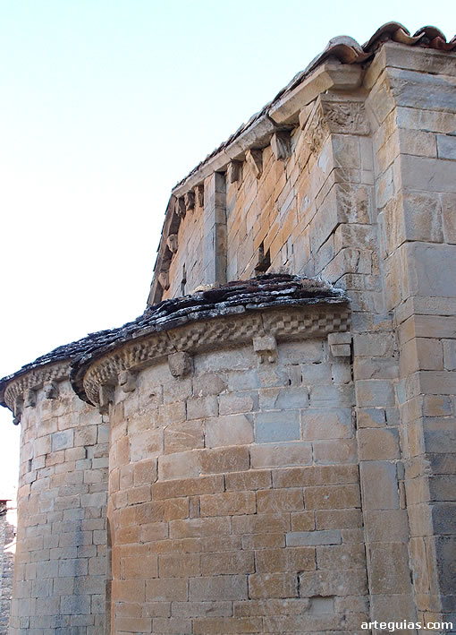 Iglesia de Luzás: cabecera de tres ábsides de sillería y cornisa con taqueado jaqués