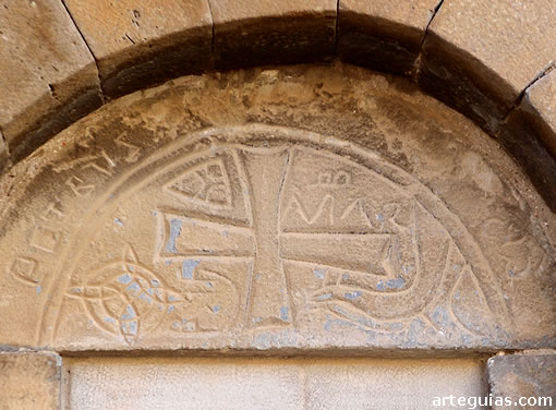 Tímpano de la puerta románica de la iglesia de Luzás