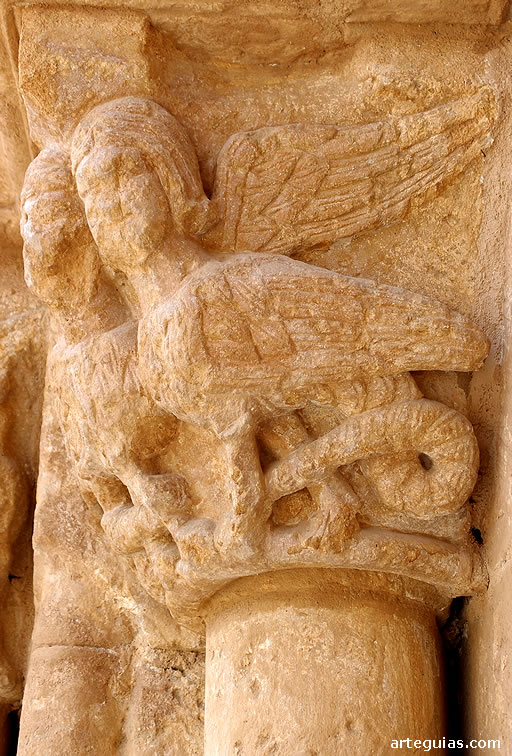 Capitel con pareja de arpías