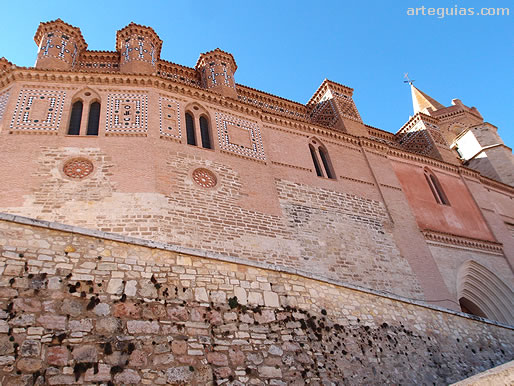 LOs ventanales ajimezados que comunican el andito con el exterior de la iglesia de Montalb&aacute;n. EN la imagen el costado septentrional del templo