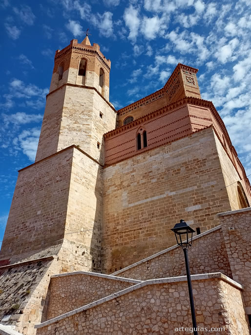 Fachada occidental de la iglesia de Montalb&aacute;n con su campanario