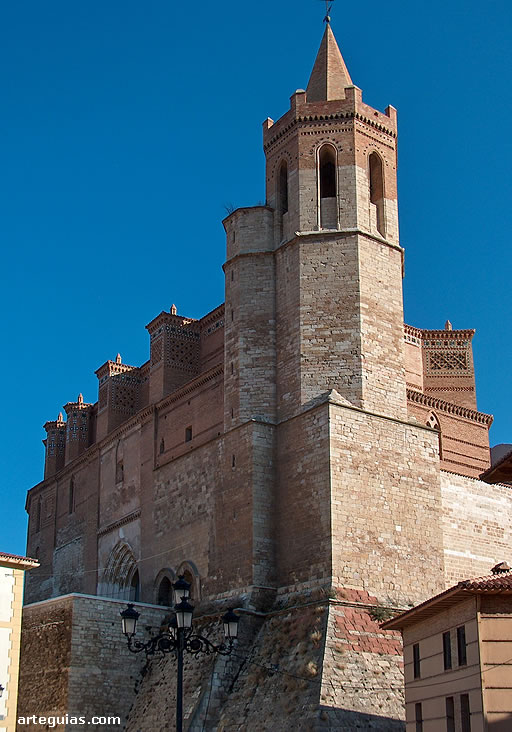 La imponente y monumental torre campanario de la iglesia de Montalb&aacute;n, Teruel