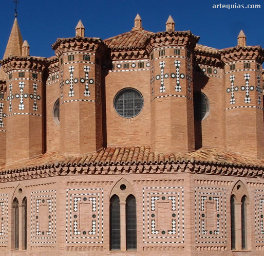 Detalle de los frisos de ladrillos y la decoraci&oacute;n con cer&aacute;mica vidriada de la cabecera de la iglesia de Montalb&aacute;n