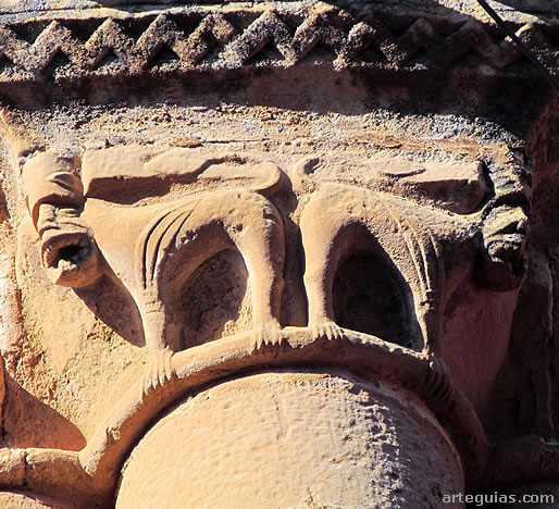 Capitel con pareja de leones