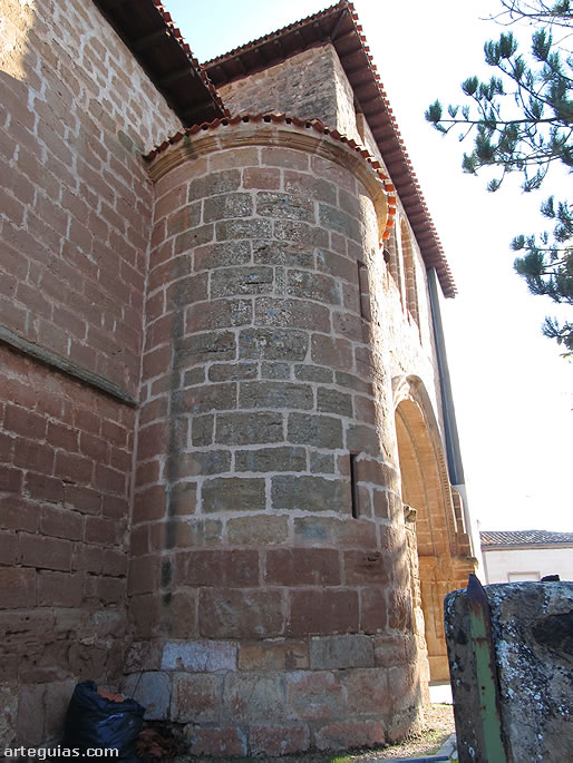 Husillo con escalera interior que conduce hasta el campanario de la iglesia de Navas de Bureba