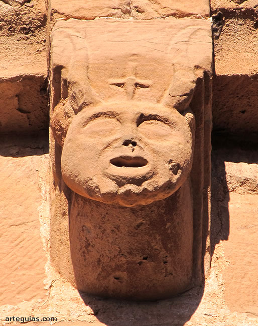 Iglesia de Navas de Bureba: canecillo del alero de la cornisa