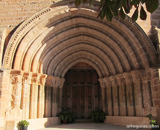 Iglesia de Navas de Bureba: espectacular puerta de ingreso