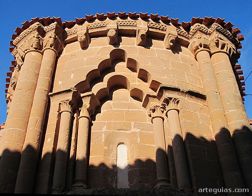 Iglesia de Navas de Bureba: &aacute;bside con su peculiar ventanal de arquivoltas tri y heptalobuladas