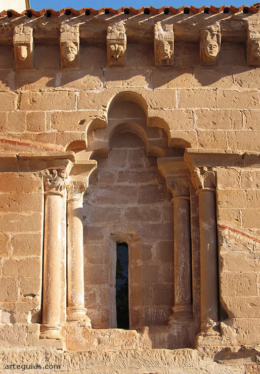 Ventanal en el muro presbiterial sur. Iglesia de Navas de Bureba