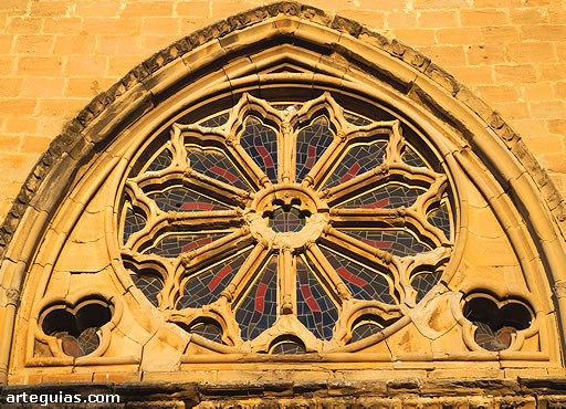 La fuente lumínica de la iglesia de San Pedro de Olite procede principalmente del rosetón occidental, de formas espectaculares