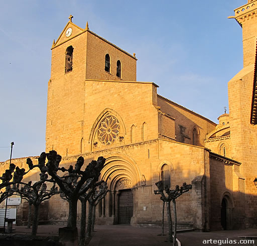 Fachada de San Pedro de Olite en soleado atardecer invernal