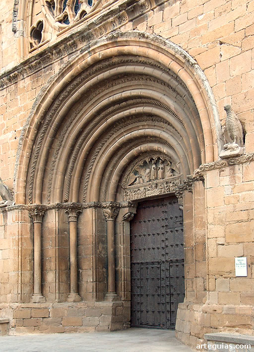 La portada de la fachada oeste de la iglesia de San Pedro de Olite es una de las más espectaculares de la arquitectura medieval navarra