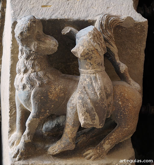 Mocheta de la puerta de la iglesia de San Pedro de Olite que representa a Sansón desquijarando al león, pasaje del Antiguo Testamento
