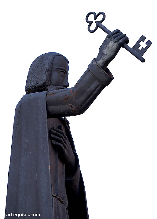 Estatua de San Pedro en la Plaza homónima donde se encuentra esta iglesia de Olite