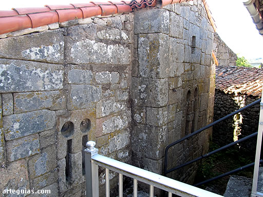 Exterior de la cabecera de la iglesia de Santa Eufemia de Ambía, Ourense