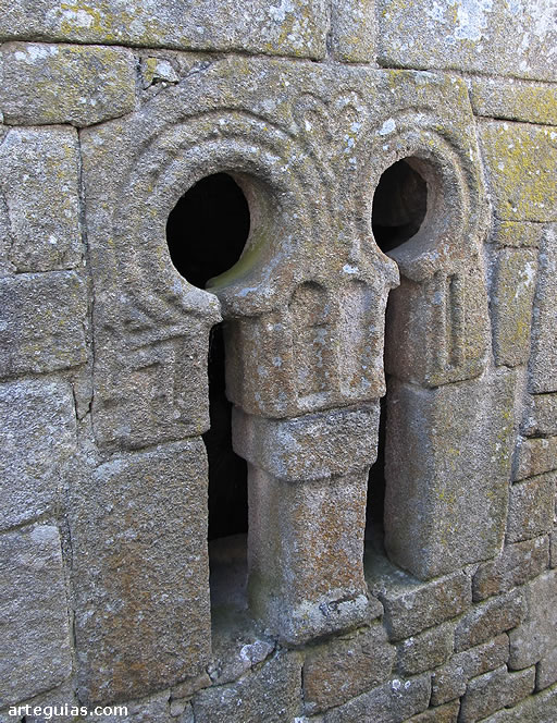 Ventanal del ábside central de Santa Eufemia de Ambía