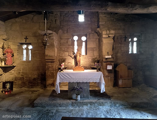 iglesia de Santa Eufemia de Ambía, Ourense: imagen frontal del interior de los tres ábsides