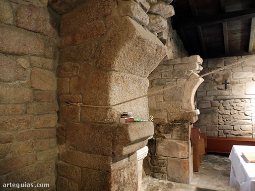 Arranque de los arcos de herradura que separaban los tres ábsides y las tres naves