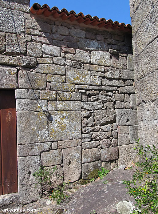 Muro exterio meridional de la iglesia de Santa Eufemia