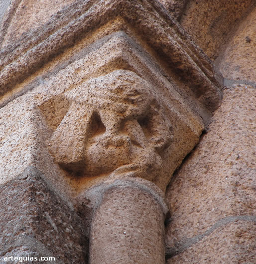 Capitel de uno de los ventanales del muro septentrional