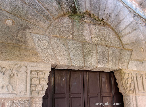 Tímpano y dintel lisos de la puerta. Iglesia de San Xes de Francelos