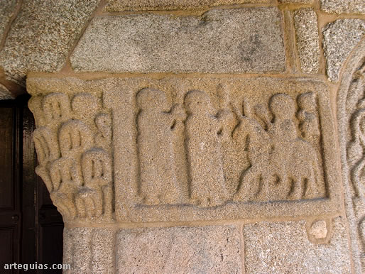 Relieve historiado de la puerta