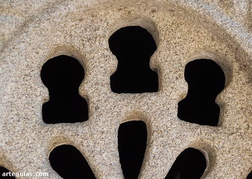 Huecos de la celosía con forma de arcos de herradura
