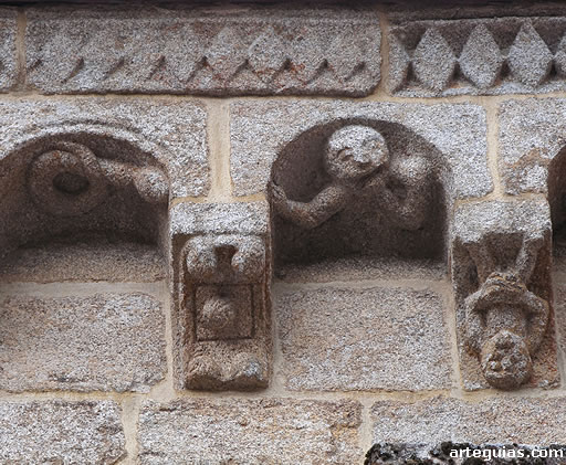 Iglesia de Serantes: detalle de la cornisa del muro sur