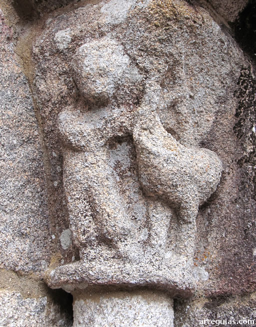 Capitel de la puerta sur
