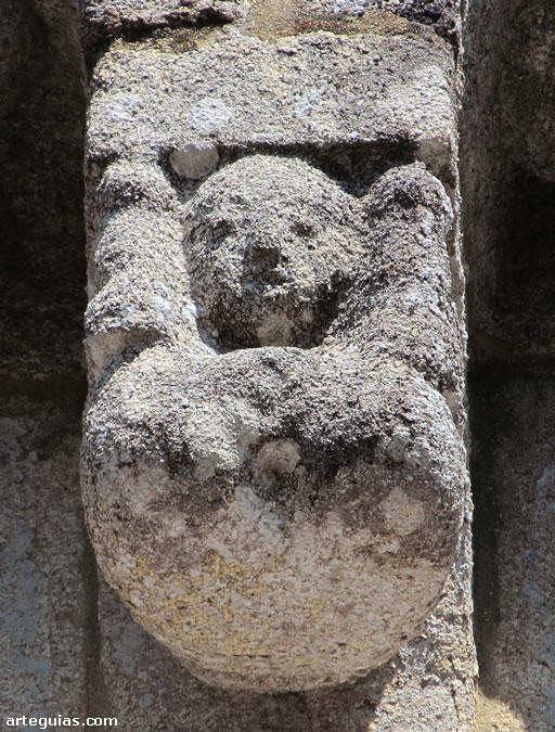 Canecillo del tejaroz de la puerta oeste