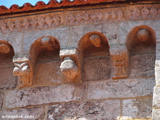 Cornisa del muro meridional de la iglesia de Serantes