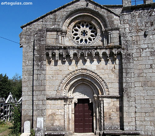 Iglesia de Serantes, Ourense. Fachada oeste con su puerta, tejaroz y rosetón