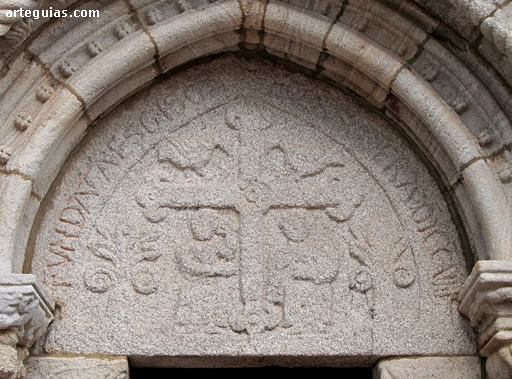 Tímpano de la puerta occidental con dos árboles, una inscripción y un Calvario