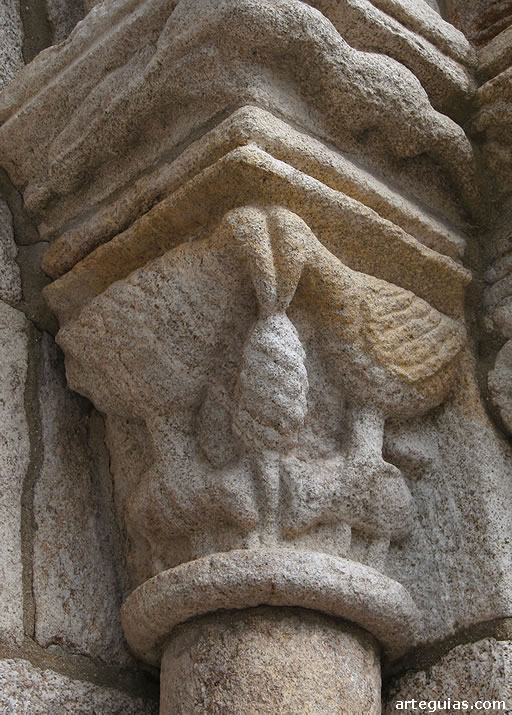 Capitel de la puerta occidental. Iglesia de Serantes, Ourense