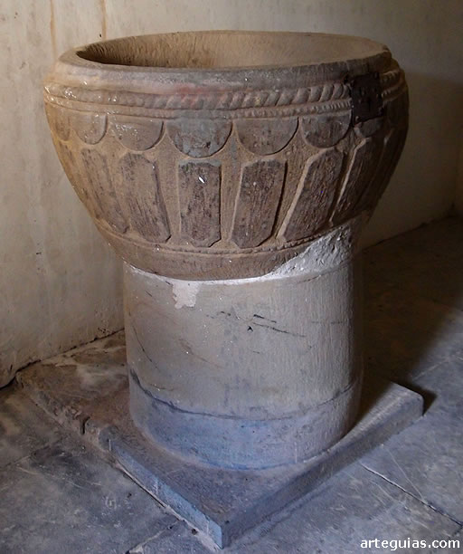 Pila bautismal de la iglesia románica de San Vicente de Serrapio