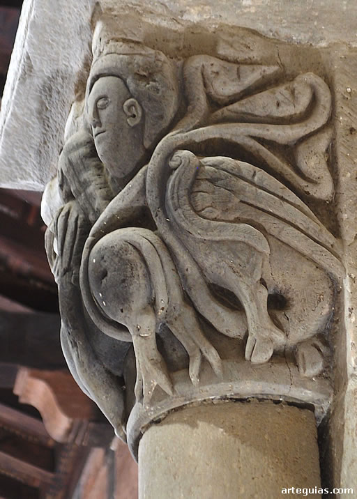 Iglesia de Serrapio: detalle de un capitel con una arpía