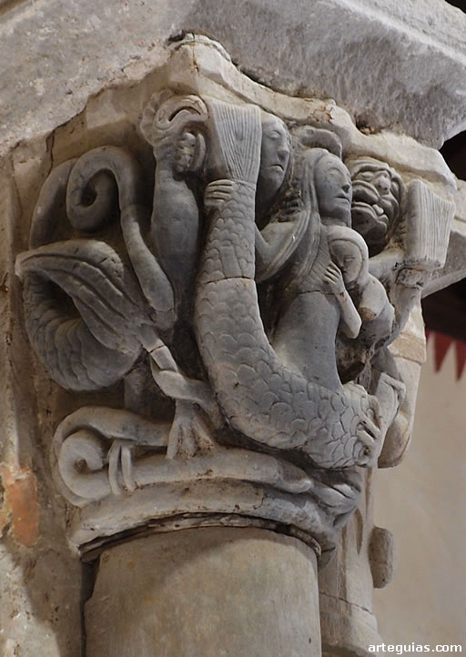 Capitel con sirenas y un basilisco