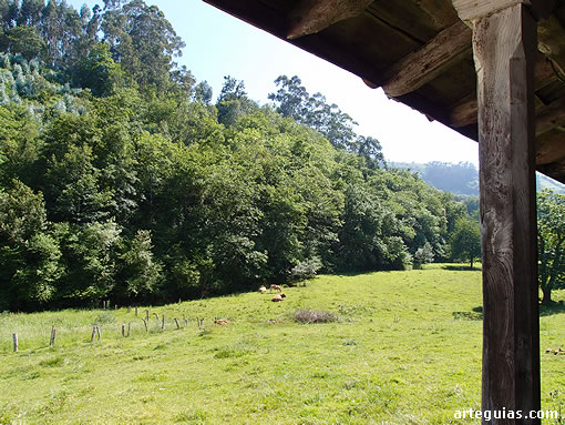 Paisaje que se ve desde el muro meridional de la iglesia de San Andrés de Valdebárcena