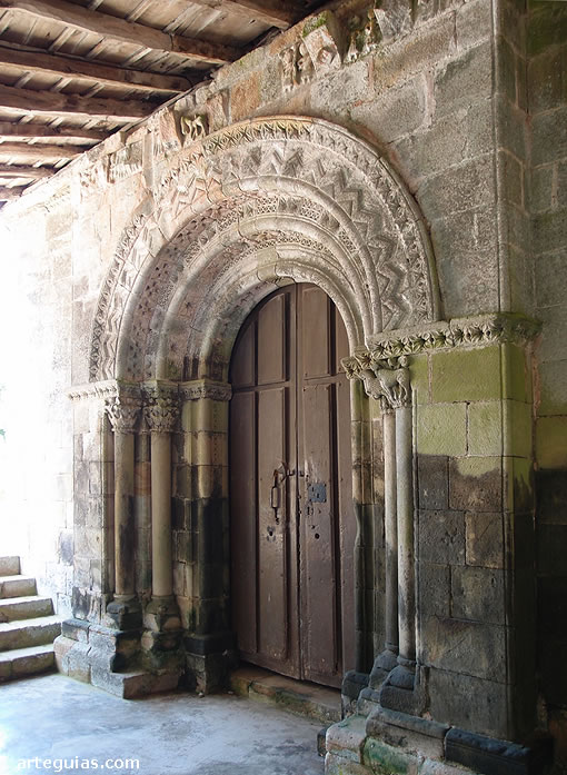 Iglesia de Valdebárcena: puerta oeste