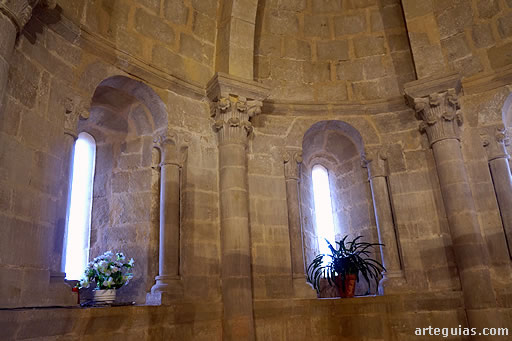 Interior de la bóveda y las columnas del interior